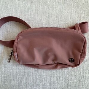 LULULEMON | Everywhere Belt Bag 1L in Pink (mauve)